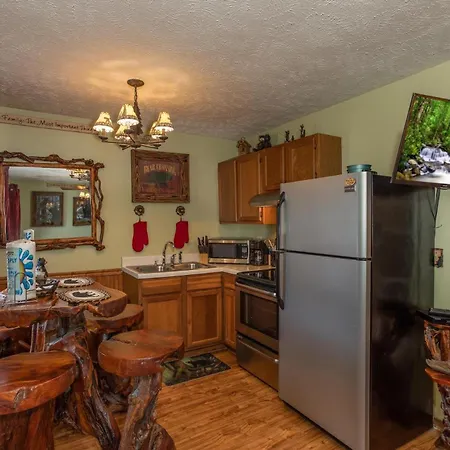 Bear Mountain Hollow-Free Dollywood Ticket- Cozy Cabin With A Hot Tub, Arcade & Deck Close To Town-3