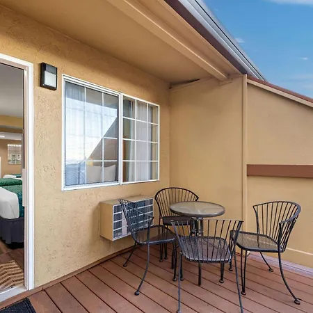 Howard Johnson By Wyndham Santa Cruz-2