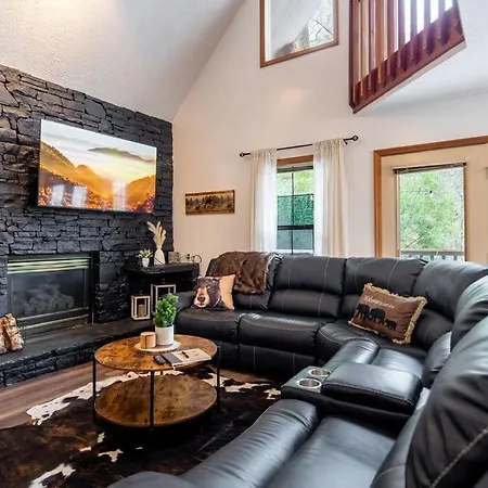 Twilight Timber - Pet Friendly Cabin With Hot Tub, And Game Room-3