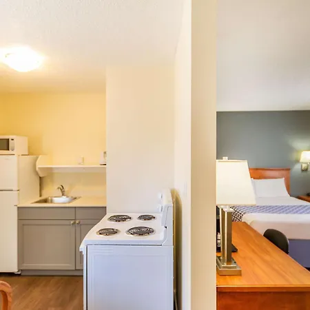 Econo Lodge Inn & Suites University-2