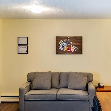 Econo Lodge Inn & Suites Calgary - University-3