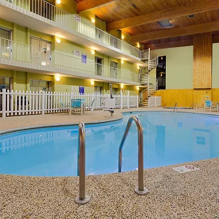 Ramada By Wyndham Marquette-3