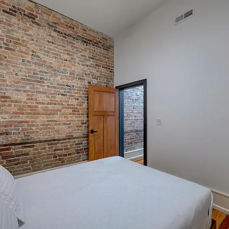 Luxe 220, Unit 4 - Penthouse With Spa Bath & Soaking Tub-2