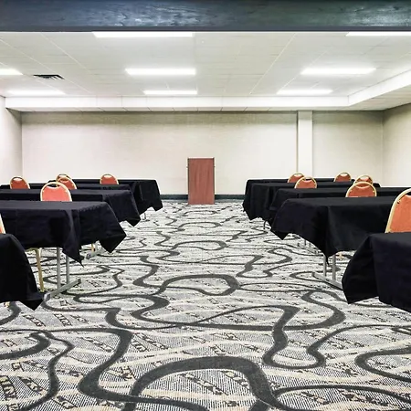 Days Inn & Suites By Wyndham Wausau-2