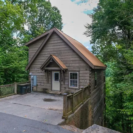 Gatlinburg Secret Splash - Private Indoor Pool, Outdoor Hot Tub, Jetted Tub + Game Room-3