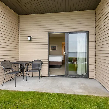 Beachfront Hotel Houghton Lake-2