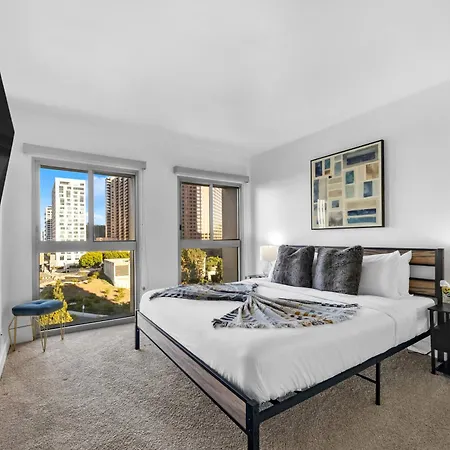 Modern Luxury 2 Bed With Panoramic City Views In Downtown La-3