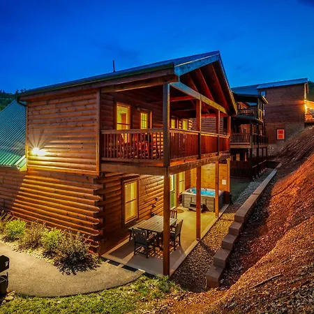 The 3 Bears Is A Newly Built 3 Bedroom Cabin Only 3 Minutes From The Parkway!-2