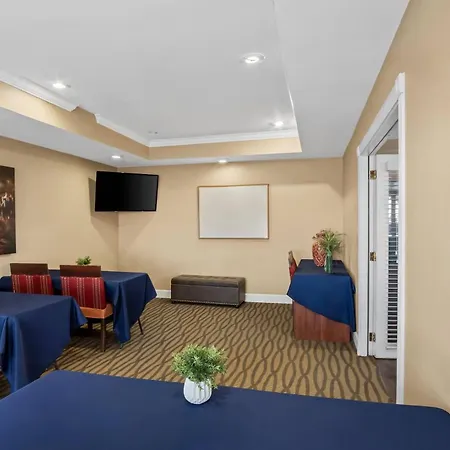 Quality Suites Irving-Las Colinas-2