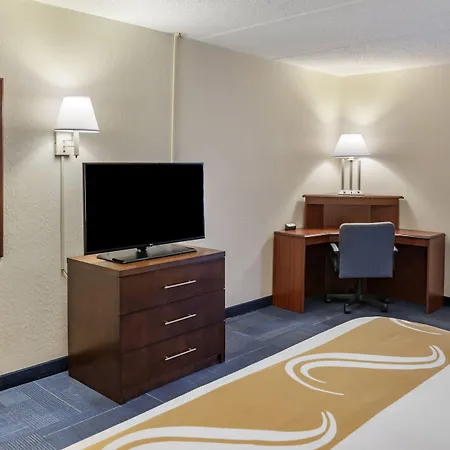 Quality Inn & Suites Zanesville City Center-3