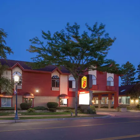 Super 8 Beachfront By Wyndham Mackinaw City, Mi-3