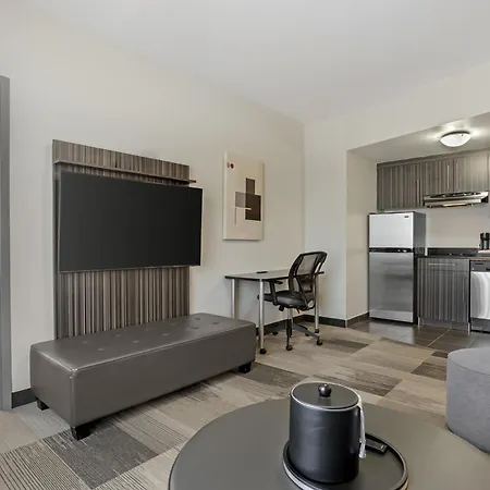 Best Western Plus Airport Inn & Suites-3