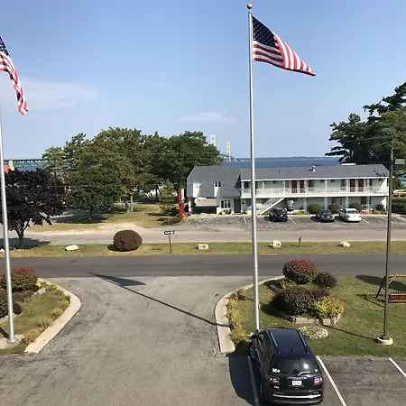 Super 8 By Wyndham Bridgeview Of Mackinaw City-2