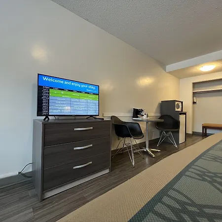 Super 8 By Wyndham Macleod Trail Calgary-3
