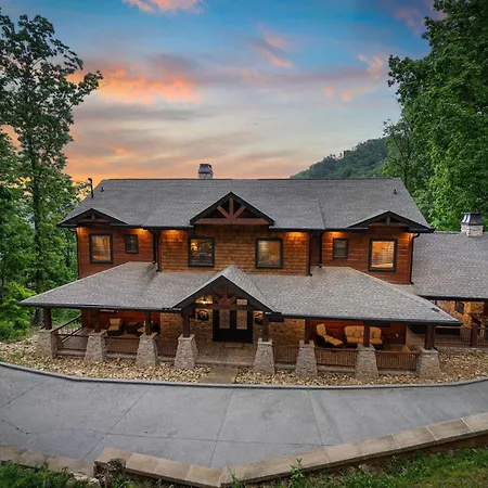 Black Bears & Biscuits Lodge By American Patriot Getaways-3