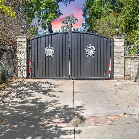 Private 5 Bedroom 6 Bathroom Encino Estate With Pool And Jacuzzi-2