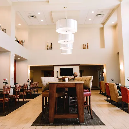 Hampton Inn & Suites Minot-3