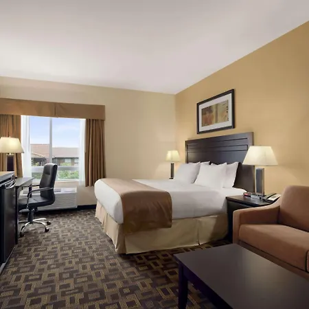 Days Inn & Suites By Wyndham Winnipeg Airport Manitoba-3
