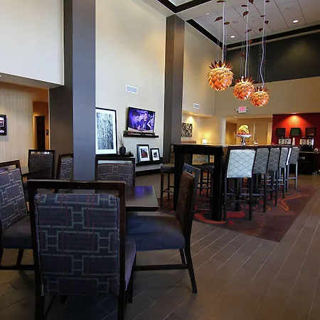 Hampton Inn & Suites Grand Forks-3