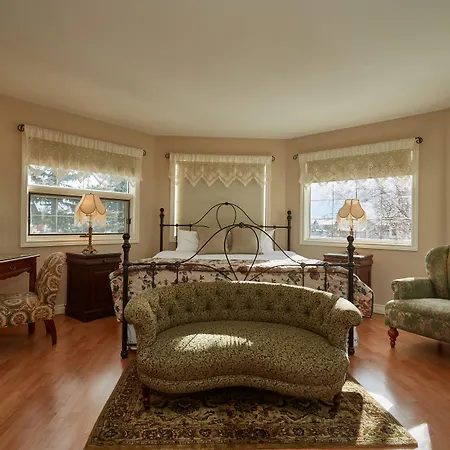 Lady Macdonald Country Inn-3