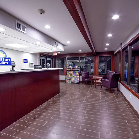 Days Inn & Suites By Wyndham Wisconsin Dells-2