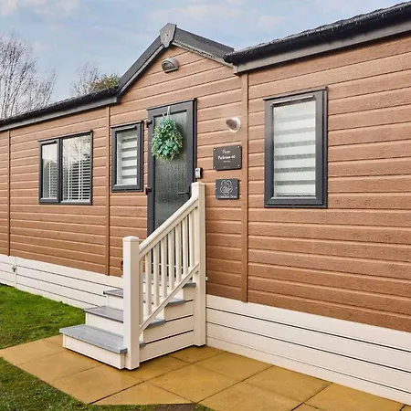 The Yorkshire Burrow Lodge With Hot Tub-2
