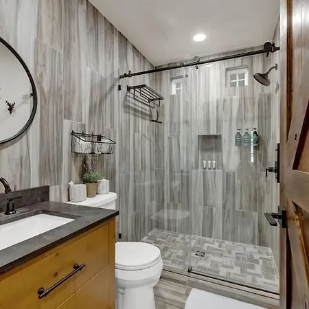Southern Charm - Near Main With Hot Tub-2