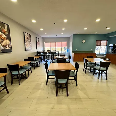 Days Inn & Suites By Wyndham Madison-3
