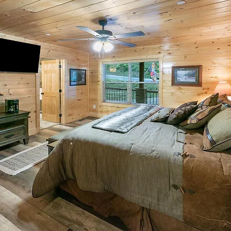 Gritz Carlton Lodge, 2 Large Cabins, 2 Pools, 2 Theater Rooms, 2 Game Rooms, Amazing Mtn Views-2