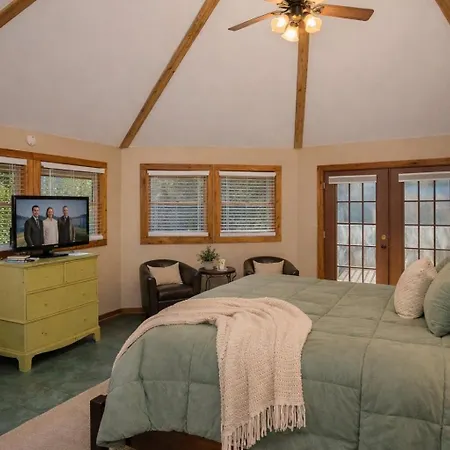 Smoky Bear Lodge With Guest House, Hot Tub, 560 Free Tickets Each Paid Day!!!-3