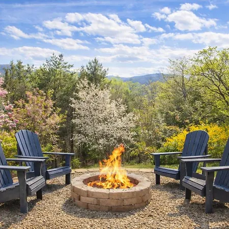Smoky Bear Lodge With Guest House, Hot Tub, 560 Free Tickets Each Paid Day!!!-2