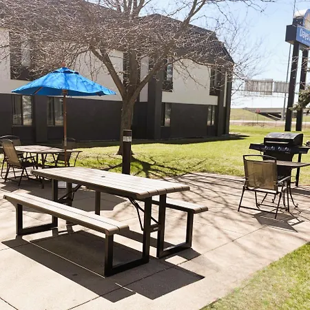 Days Inn By Wyndham Fargo - West Acres-2