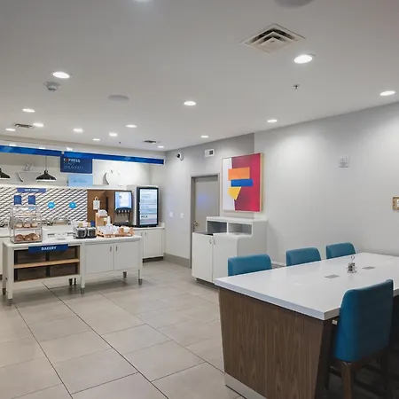 Holiday Inn Express & Suites Marquette By Ihg-3