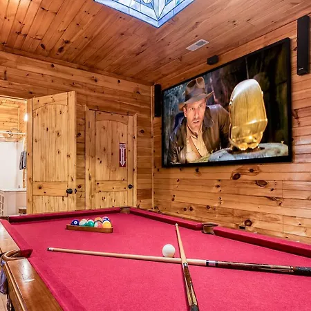 Bear Elegance - Theater Room, Secluded, Heart Shaped Tub!!!-2