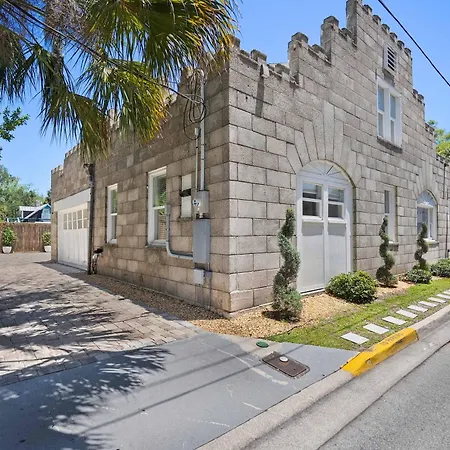 Remodeled Historic 1800S Carriage House, The Castle Garden, Colonial Modern Mansion-3