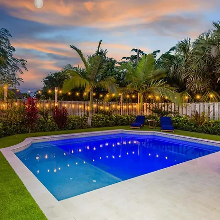 Modern Romantic Tropical Poolside Retreat!-2