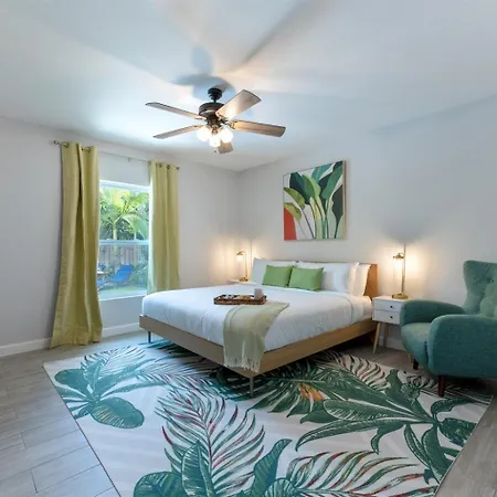 Modern Romantic Tropical Poolside Retreat!-3