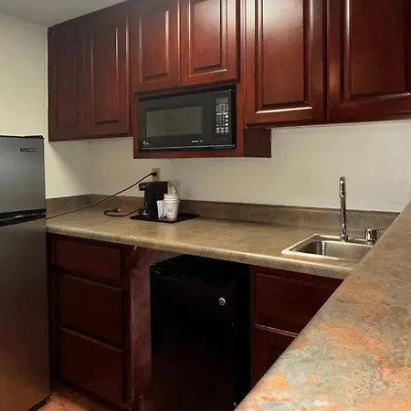 Ramada By Wyndham Albuquerque Midtown-2