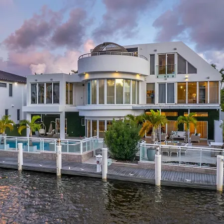 Villa Seminole Luxurious Waterfront Retreat With Pool Gym Hot Tub-2