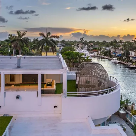 Villa Seminole Luxurious Waterfront Retreat With Pool Gym Hot Tub-3