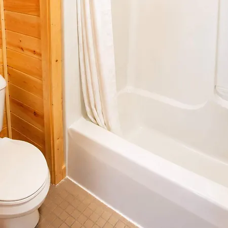 Quality Inn & Suites Mackinaw City Beachfront-2