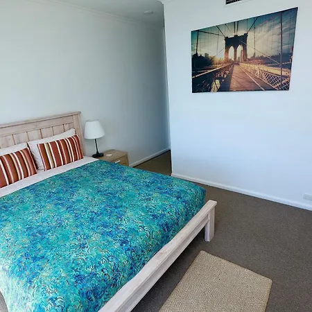 Goldsbrough 2 Bedrooms Split Apartment-2