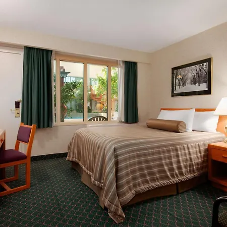 Travelodge By Wyndham Winnipeg East-2