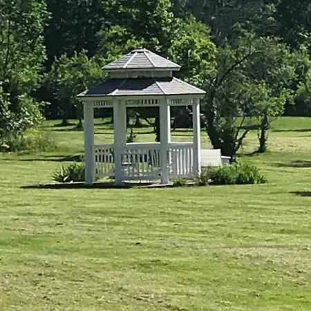 Martha'S Vineyard B & B-2