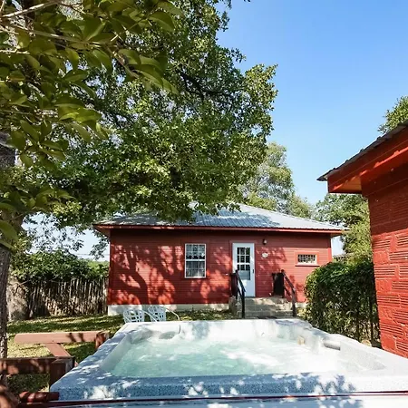 'August Schmidt' Fredericksburg Cottage W/ Hot Tub-2