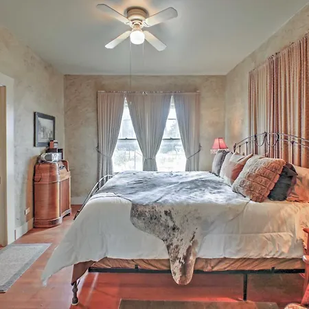 'August Schmidt' Fredericksburg Cottage W/ Hot Tub-3