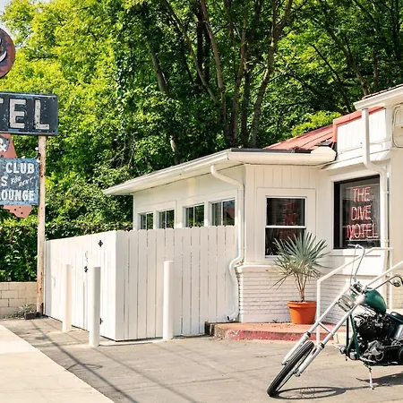 The Dive Motel And Swim Club-3