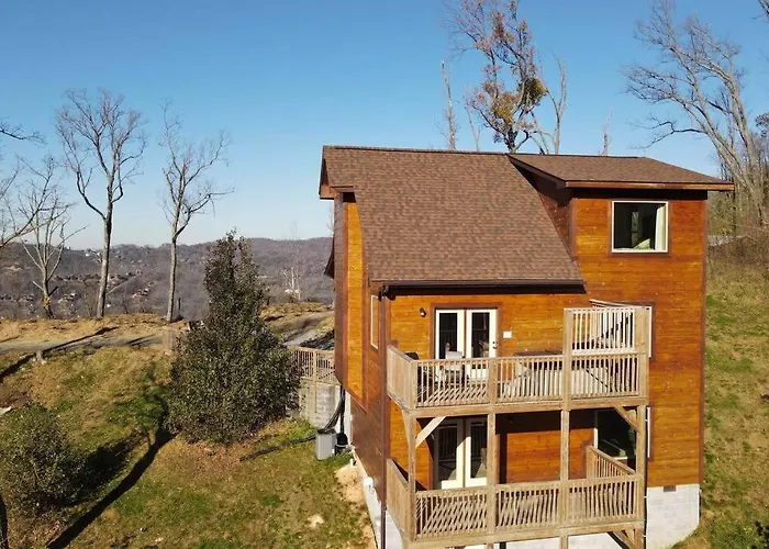 Walnut Ridge Cabin. Sleeps 7-11! Hot Tub, Pool Table, Minutes To Downtown Gatlinburg!