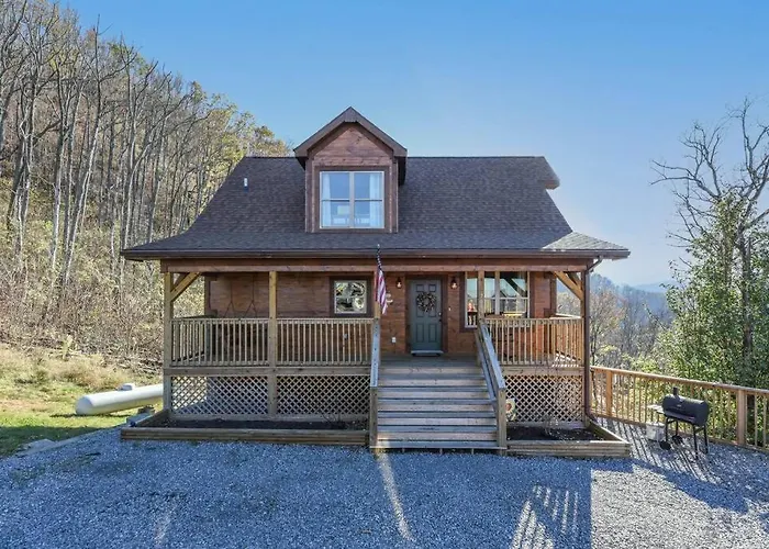Walnut Ridge Cabin. Sleeps 7-11! Hot Tub, Pool Table, Minutes To Downtown Gatlinburg!