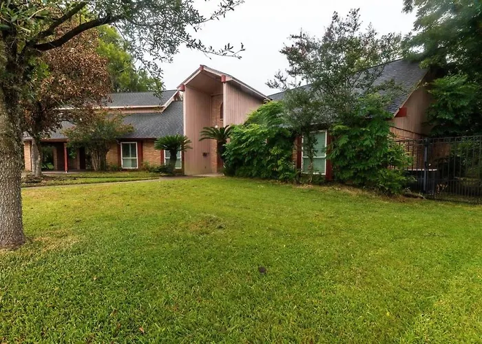 Huge 6 Bedroom With Pool, Spa, 85 Inch Tv, Game Room Houston